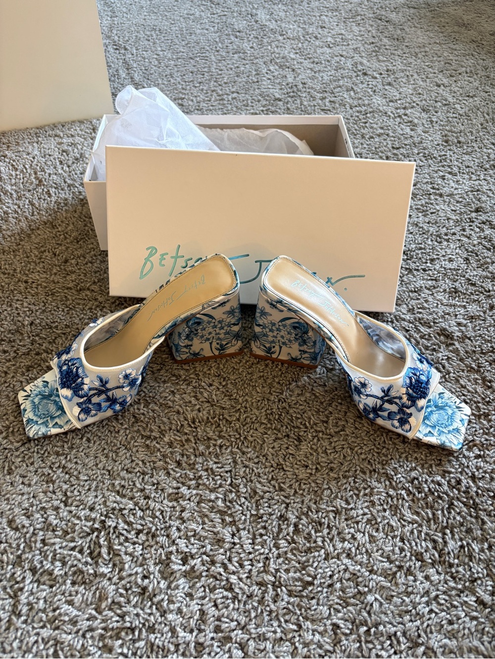 Betsey Johnson Blue and White Floral Block Heel Mules - Picture 2 of 7